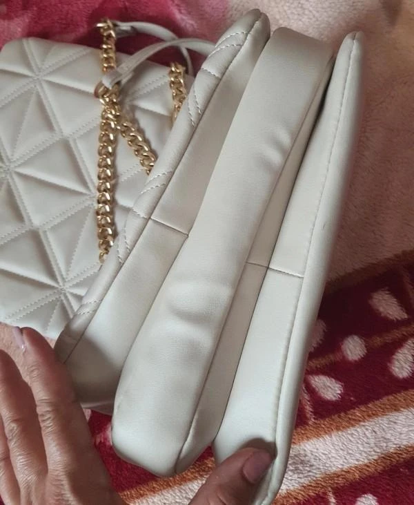 Beige quilted handbag with gold chain – photo 7